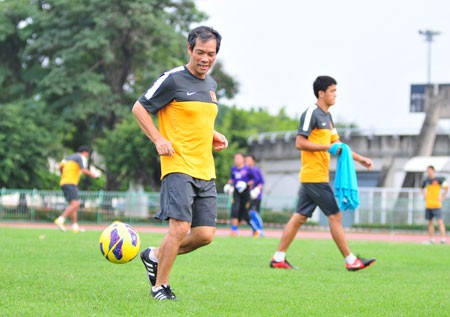 Sau đó, ông trưởng đoàn đội tuyển Việt Nam đã vào sân trổ tài tâng bóng.